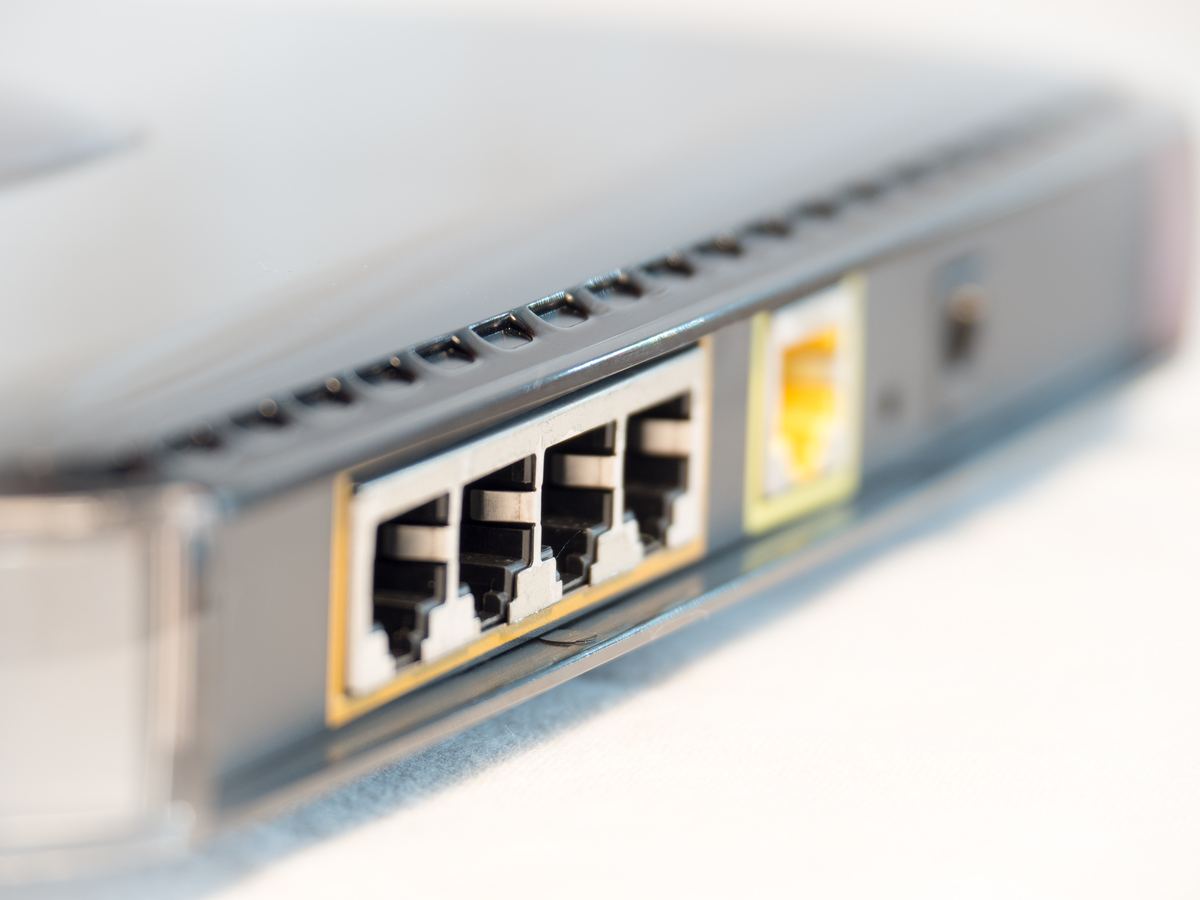 Arrière d'une box internet avec quatre ports Ethernet et un port pour la ligne